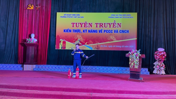 trường Phổ thông DTNT THPT Na Son đã phối hợp với công an tỉnh Điện Biên tổ chức buổi tuyên truyền kiến thức, kĩ năng phòng cháy chữa cháy và cứu nạn cứu hộ cho toàn thể các cán bộ giáo viên, nhân viên, học sinh trong toàn trường
