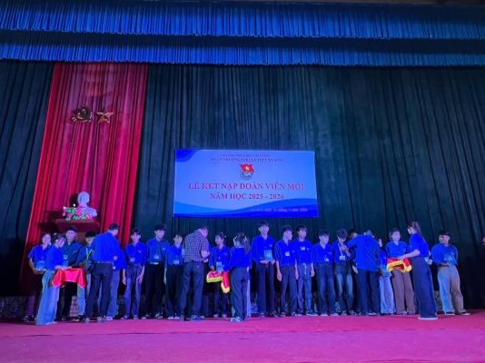 TUỔI TRẺ TRƯỜNG PTDTNT THPT NA SON SÔI NỔI TRONG LỄ KẾT NẠP ĐOÀN VIÊN MỚI NĂM 2026
