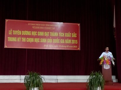 Học sinh Vàng A Minh phát biểu trong lễ tuyên dương